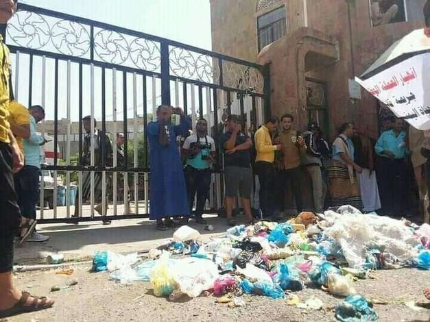 تعز.. محتجون ينقلون القمامة من الشوارع إلى أمام مقر المحافظة