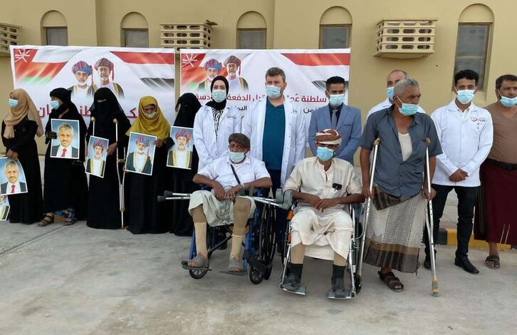 خمسون جريحاً من عدة محافظات يمنية يصلون سلطنة عُمان للعلاج كدفعة سادسة