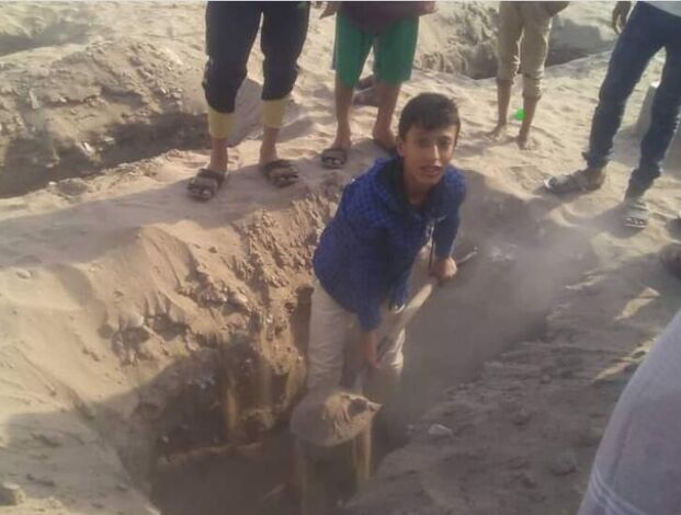 مستشار وزير الدفاع يعلق على صور نشرتها ميليشيات الحوثي لأطفال يحفرون القبور