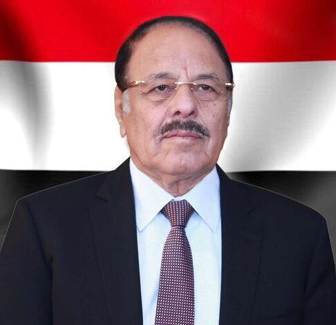 نائب الرئيس في اتصال بمحافظ مأرب يطلع على تفاصيل جريمة الحوثيين باستهداف المدنيين بمحطة وقود