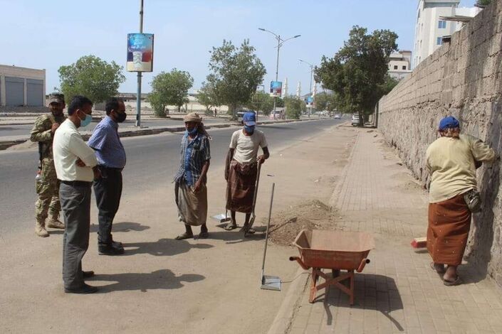 مدير عام خورمكسر يتفقد سير حملة رفع الاتربة من الشوارع الرئيسية بالمديرية