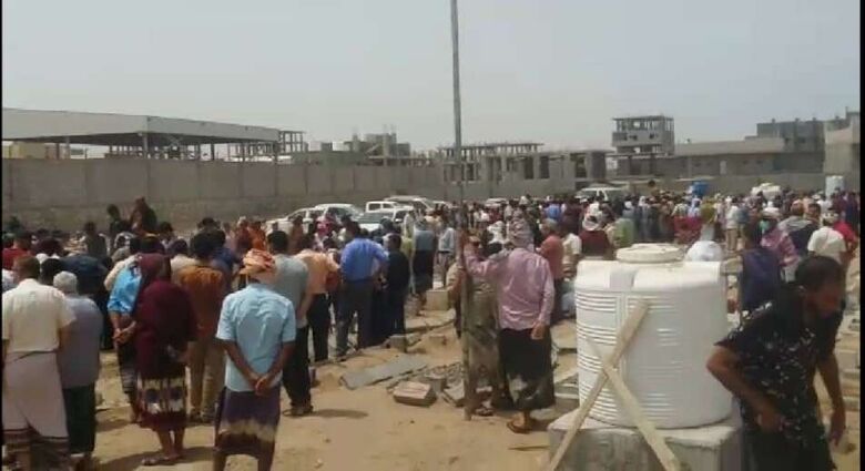 قيادات عسكرية وأمنية يتقدمون موكب تشييع جثمان الشيخ العطوي في العاصمة عدن