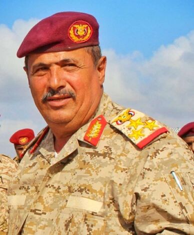 قائد القوات المشتركة محور أبين يعزي رئيس جامعة عدن في وفاة شقيقه