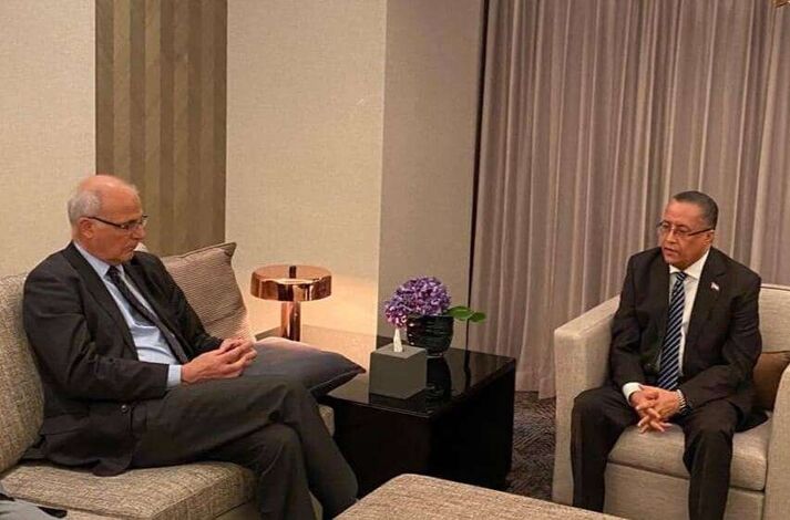 الخُبجي يبحث مع السفير البريطاني جهود التهيئة للعملية السياسية الشاملة