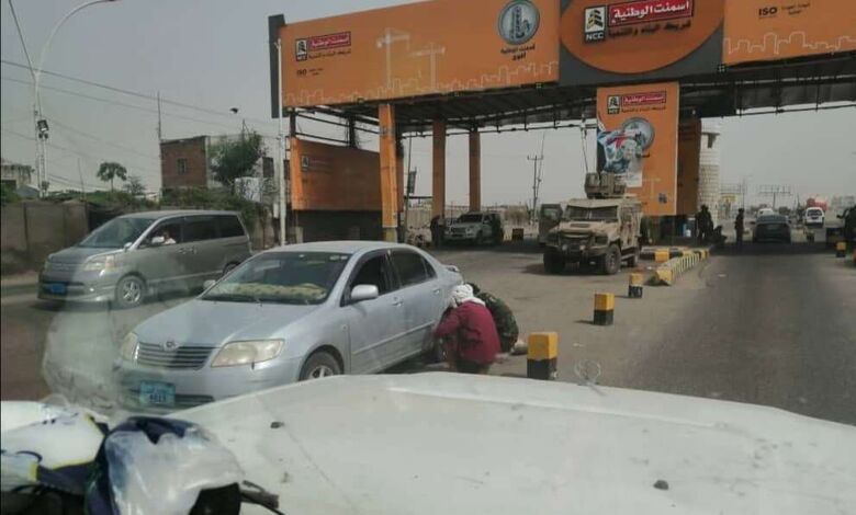 مشهد بعدسة الماره .. جندي في قوات طوق عدن يساعد مواطن على إصلاح سيارته