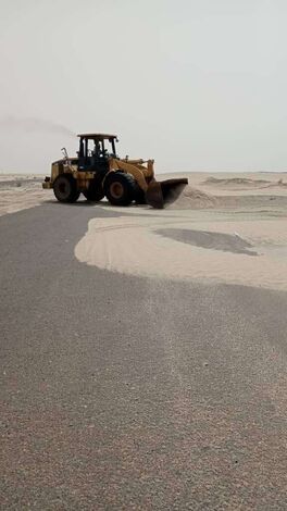 استئناف أعمال إزالة الرمال المتحركة في طريق عدن - أبين