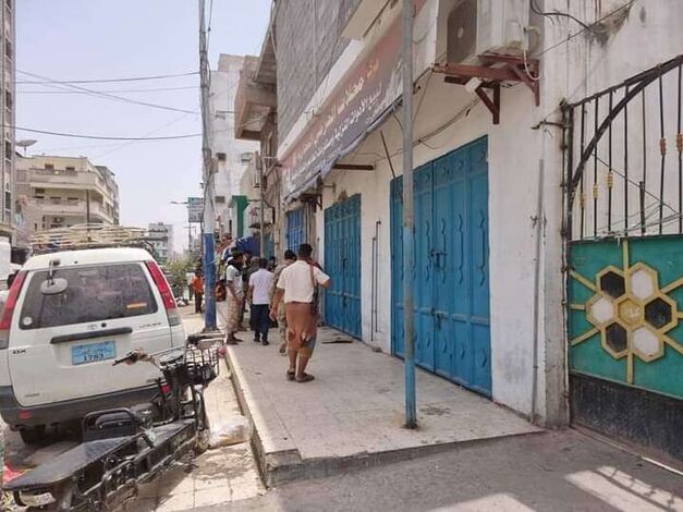 بدون اي توجيهات رسمية... قوات الحزام الأمني تقوم بإغلاق المحلات التابعة لنادي وحدة عدن