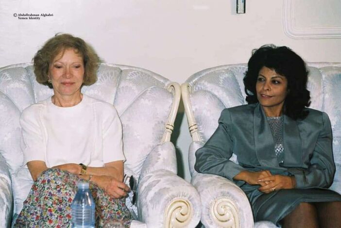 صورة نادرة تجمع زوجة الرئيس البيض مع زوجة الرئيس الامريكي في عدن 