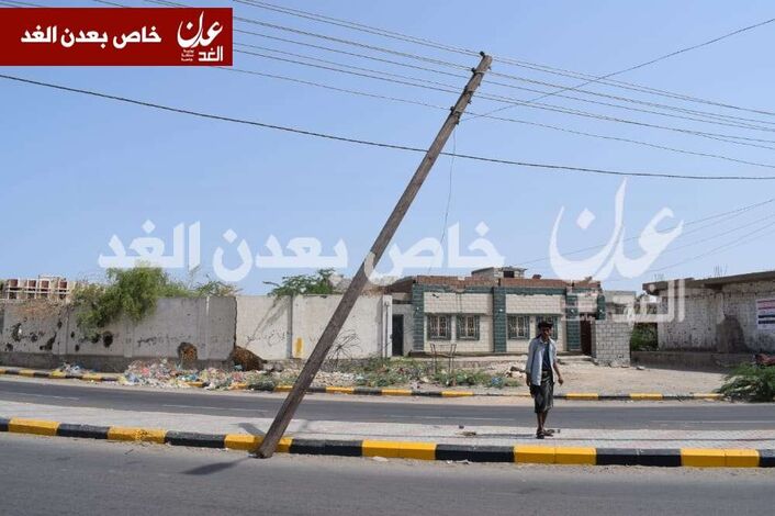 عمود كهربائي آيل للسقوط يهدد حياة المواطنين وسط العاصمة زنجبار