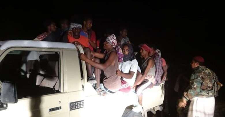 قوات العمالقة في أبين تحرر عشرات المهاجرين الأفارقة محتجزين في منزل مهرب
