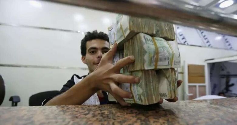 صحفي يمني: هؤلاء هم سبب انهيار العملة