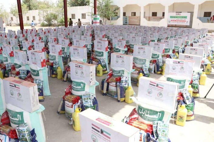 الجمعية الكويتية للإغاثة توزع ( 600 ) سلة غذائية للفقراء في أبين ..