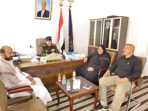وزير الداخلية يلتقي مديرة الخطوط الجوية اليمنية في سيئون 