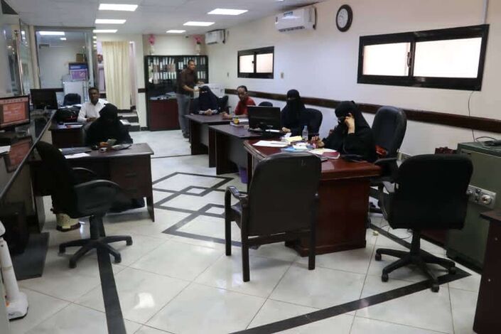 أول بنك عاد بعد الحرب.. البنك الأهلي اليمني يفتح أبوابه في أبين ..