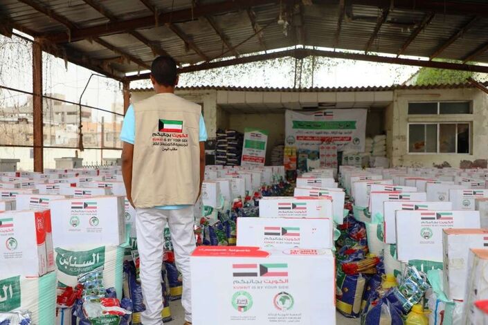 الجمعية الكويتية للإغاثة توزع سلات غذائية بعدن