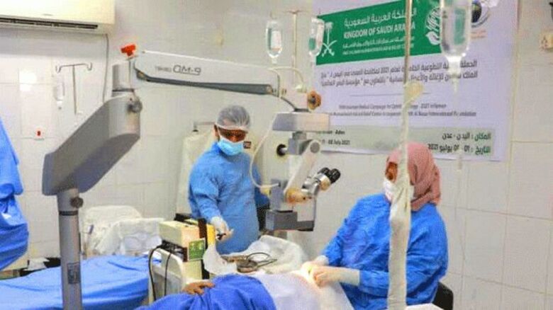 حملة طبية سعودية تجري 400 عملية جراحية بالعيون في عدن