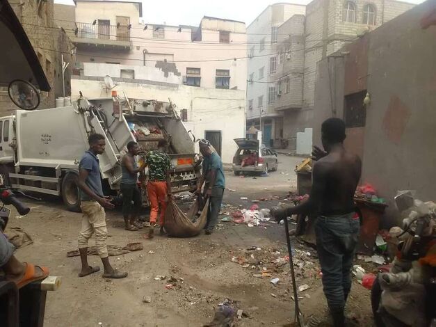 صورة وتعليق: صندوق النظافة وجهود عماله المضنية