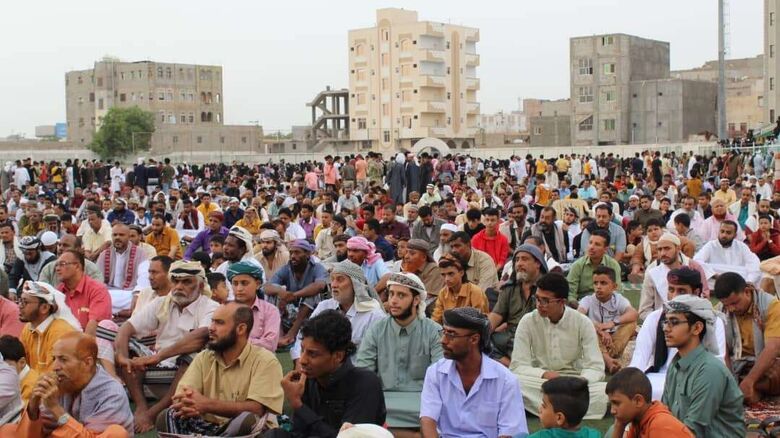 جموع كبيرة من المواطنين  تؤدي صلاة ألعيد بمصلى العيد بملعب نادي وحدة عدن