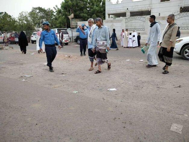 شرطة السير بعدن توزع خدماتها المرورية وتنظم وقوف السيارات امام مصليات العيد