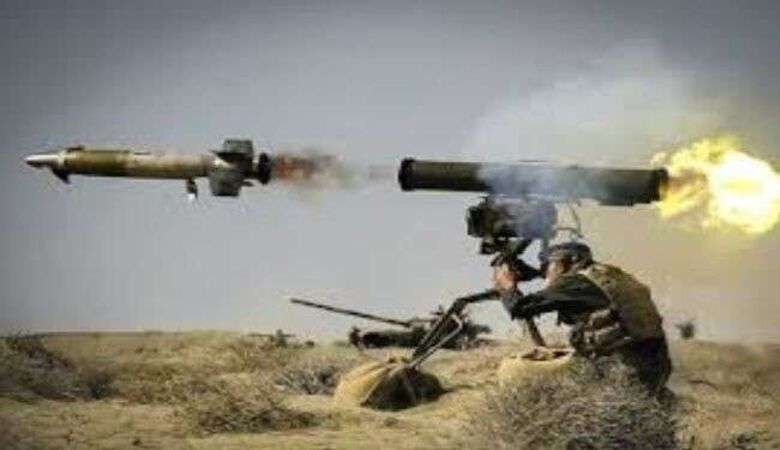 صاروخ حراري حوثي يستهدف قوات الكتيبة الاولى مشاة بمحور عتق وإصابة قائد الكتيبة 