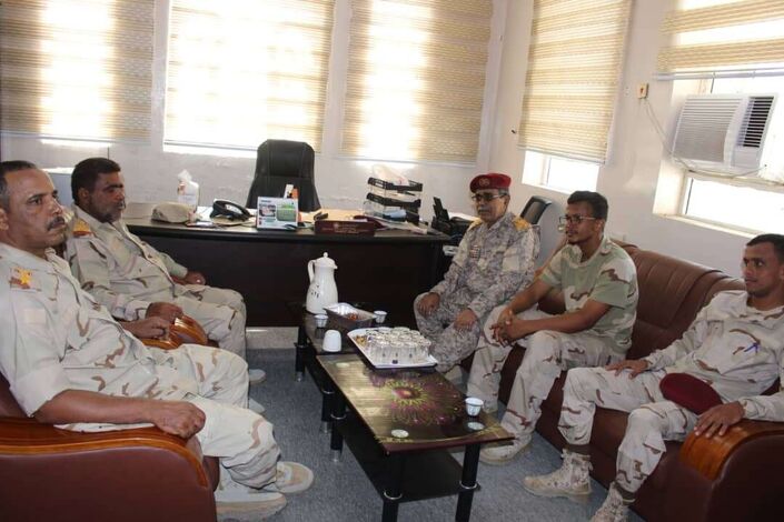 رئيس شعبة الإتصالات العسكرية بقيادة المنطقة العسكرية الثانية يتفقّد معسكر قيادة لواء الأحقاف (بالريان)