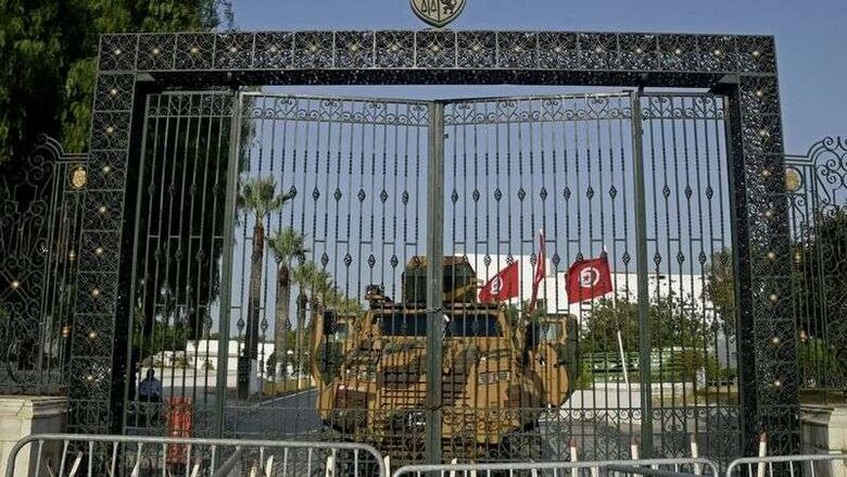 عرض الصحف : الأزمة في تونس: موقف الإمارات مما يجري "لا يزال غير واضح"