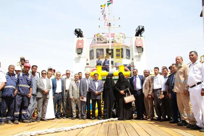 ميناء المكلا يشهد مراسم استقبال وصول القاطرة البحرية المقدمة من الإمارات 