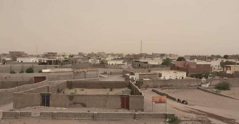 قصف حوثي يستهدف الأحياء السكنية في التحيتا 