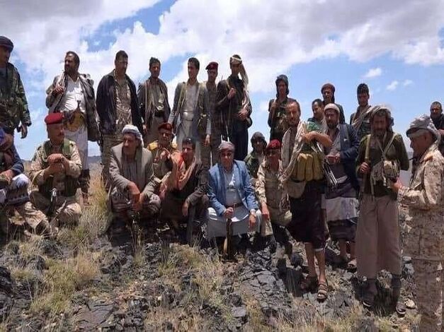 الحوثيون ينشرون صورة لأبو علي الحاكم على قمة جبل مطل على يافع