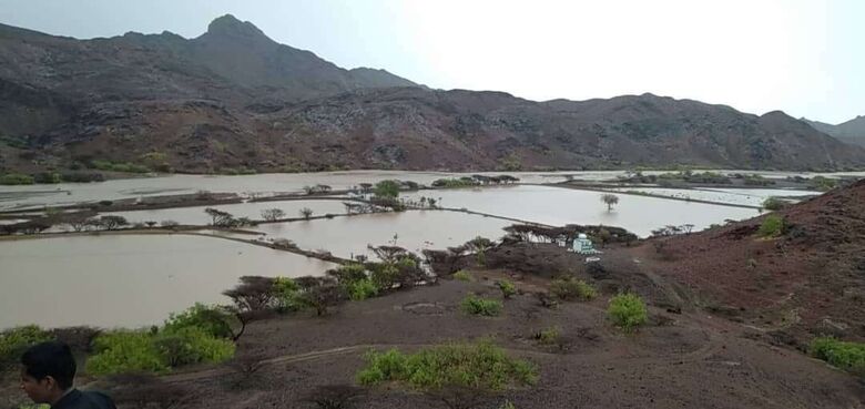 الأمطار الغزيرة والسيول المتدفقة في لحج تسبب أضراراً بالغة بمنازل المواطنين والأراضي الزراعية