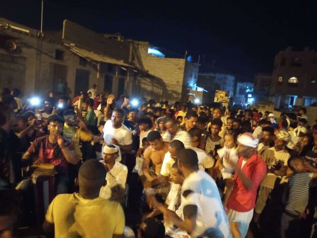 العشرات يتوافدون للمشاركة في رقصة الليوة الشهيرة بالعاصمة عدن