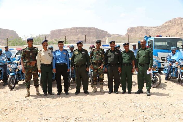 مدير امن الوادي والصحراء يدشن توزيع مركبات ودراجات نارية لشرطة السير بوادي حضرموت