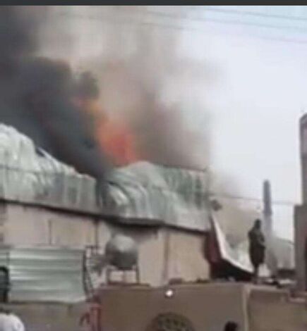 حريق ضخم يلتهم هناجر لبيع المواد الغذائية في صنعاء