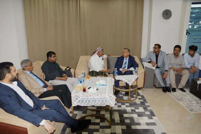 رئيس مجلس الشورى يناقش مع عدد من البرلمانيين أوضاع الحديدة جرّاء الانقلاب الحوثي