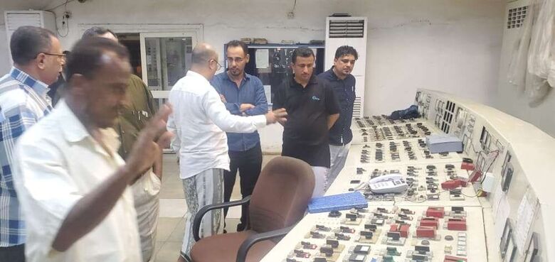 مدير عام كهرباء عدن ينفذ زيارة ليلية لعدد من محطات التوليد ويتلقى اتصالاً من المحافظ