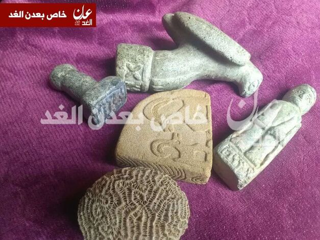 (بالصورة)مواطن يعثر على بعض القطع الأثرية غرب محافظة أبين