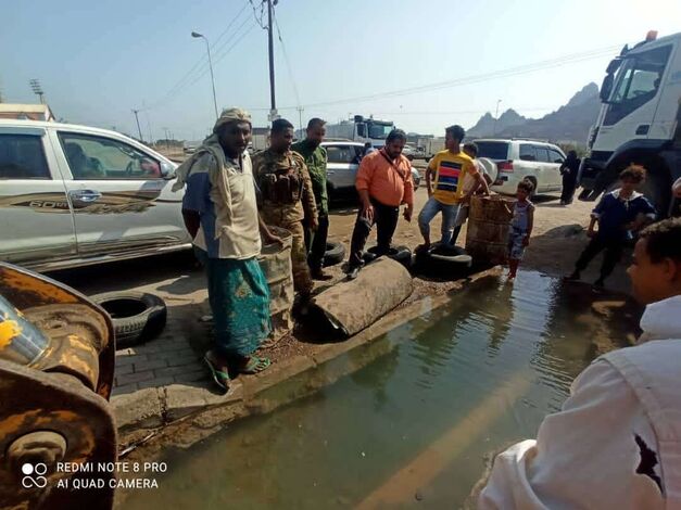 مدير عام البريقة يشدد على مضاعفة الجهود في إصلاح أنبوب المياه المغذي لبعض مناطق المديرية