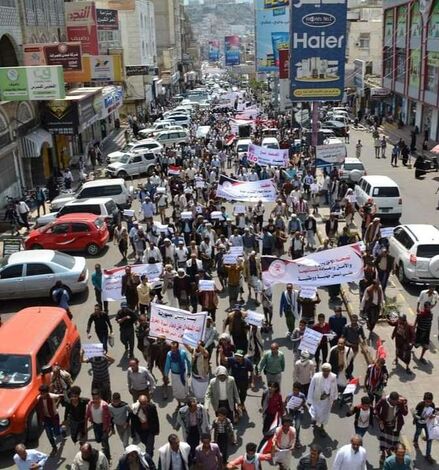 مظاهرات بتعز تطالب بإنهاء الانفلات الأمني في المحافظة