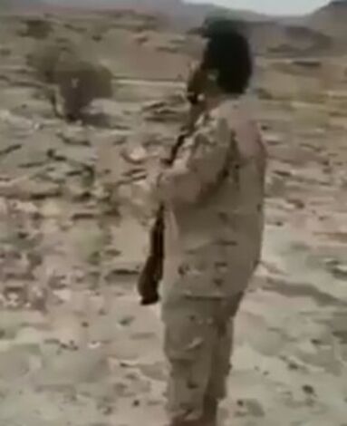 بالفيديو.. حوثي يقدم على قتل نفسه ايماناً بشعوذة مشرفيهم
