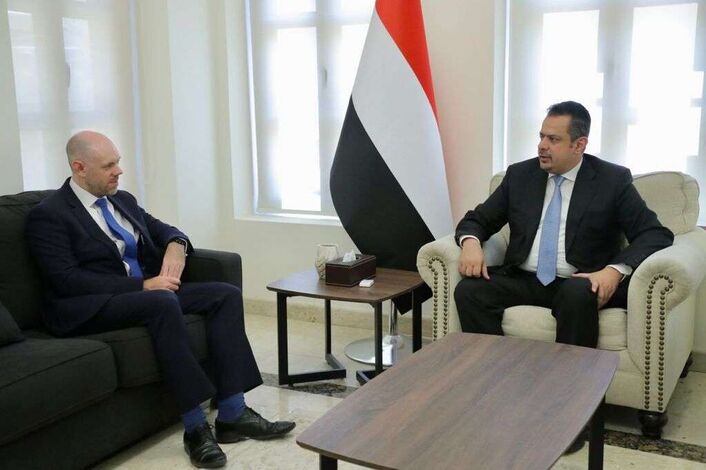 رئيس الوزراء يستقبل السفير البريطاني الجديد لدى اليمن
