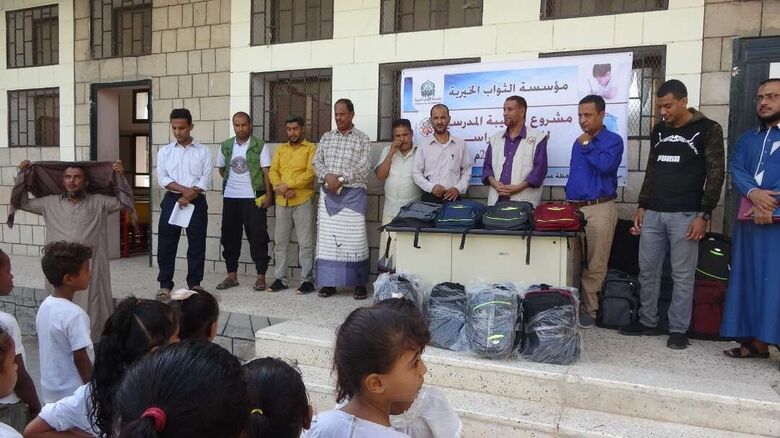 إدارة مدرسة البراء بن مالك بمنطقة قرو بالبريقة توزع الحقائب المدرسية لطلابها