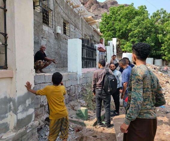 عدن.. مدير صيرة يوجه بمحاسبة المعتدين على حرمة مقبرة القطيع