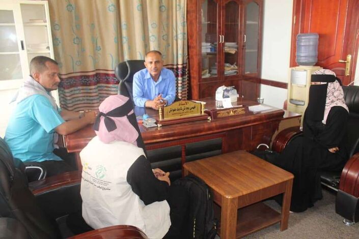 مدير مكتب التربية بلحج يناقش مع ممثلات اتحاد نساء اليمن الجلسات التوعوية في المدارس