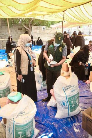 فريق مركز الملك سلمان للإغاثة يتفقد أحد مراكز توزيع المساعدات الغذائية في محافظة أبين
