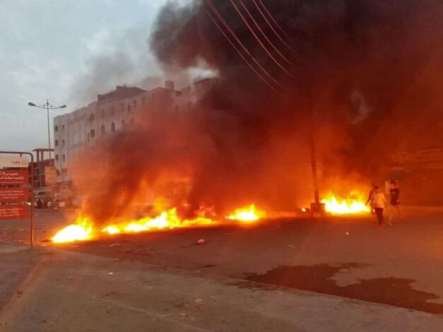 إحتجاجات وقطع للطرقات الرئيسية في منطقة الممدارة بمديرية الشيخ عثمان