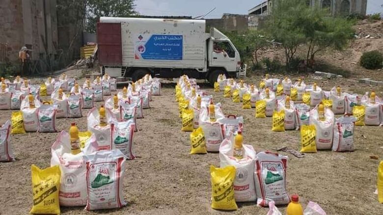 المكتب الخيري يواصل توزيع السلال الغذائية عبر مؤسسة خطوات للتنمية الإنسانية بتعز