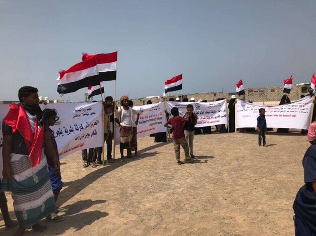 وقفة احتجاجية لأبناء الخوخة تنديدا بجرائم الحوثي وللمطالبة بوقف استوكهولم