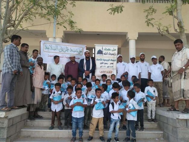 مؤسسة الهجرة الخيرية تستهدف مدارس مدينة حبان بتوزيع ملابس ضمن  حملتها الربيعيه  الثامنة