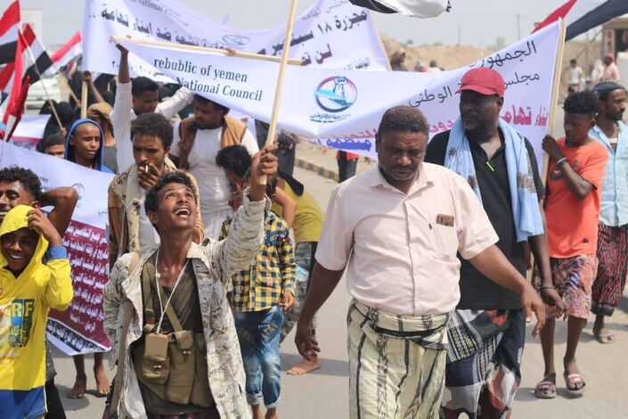 الخوخة.. مسيرة احتجاجية غاضبة تنديدا بإعدام المليشيا 9 مواطنين في صنعاء
