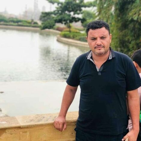 الشيخ القبلي البارز توفيق عركل يصل إلى القاهرة في رحلة علاجية